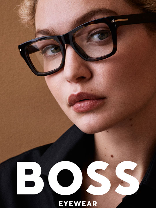 Frau mit Hugo Boss Brille
