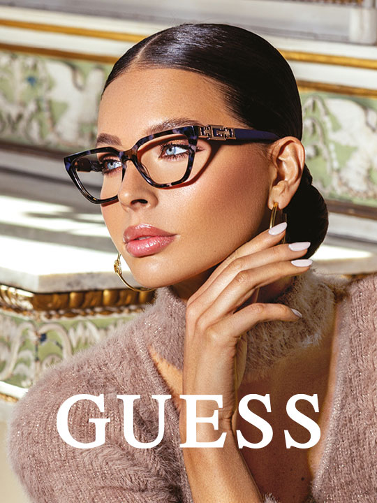 Frau mit Guess Brille