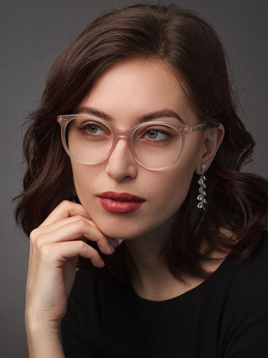 Frau mit Gleitsichtbrille Frau mit Gleitsichtbrille