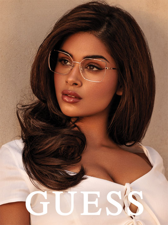 Frau mit Guess Brille