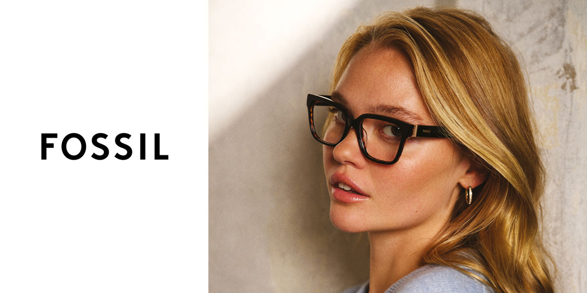 Frau mit Fossil Brille