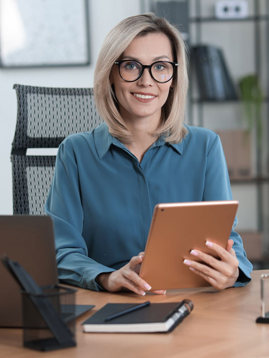 Frau mit Bildschirmbrille
