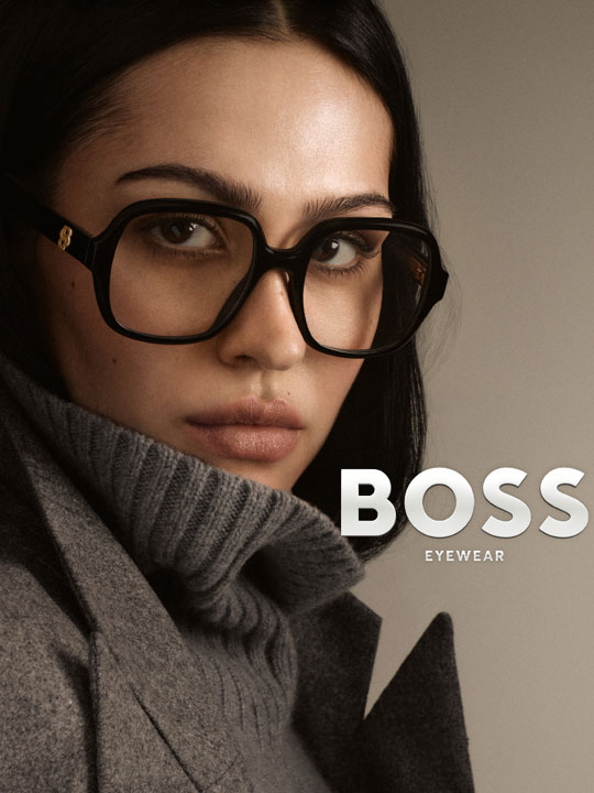 Frau mit Boss-Brille