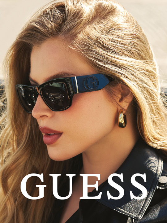 Frau mit Guess Sonnenbrille