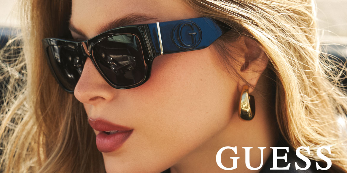 Frau mit Guess Sonnenbrille