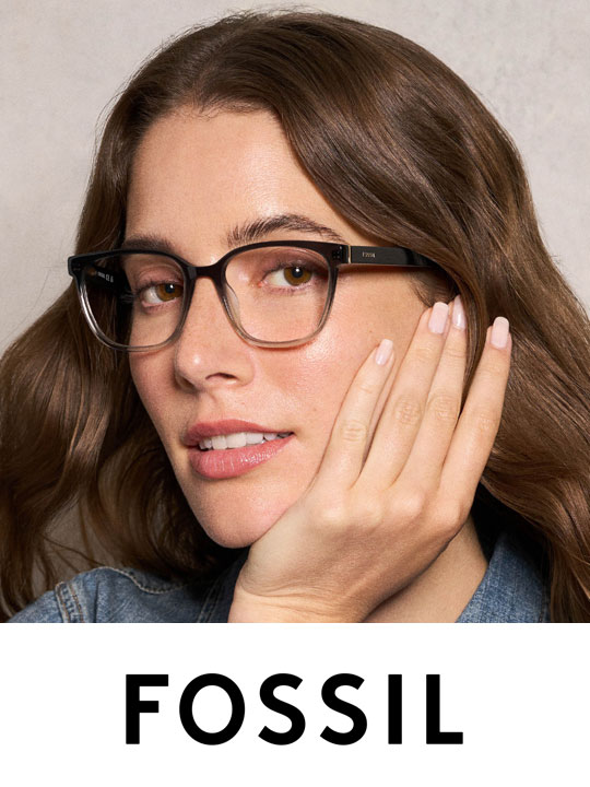 Frau mit Fossil Brille