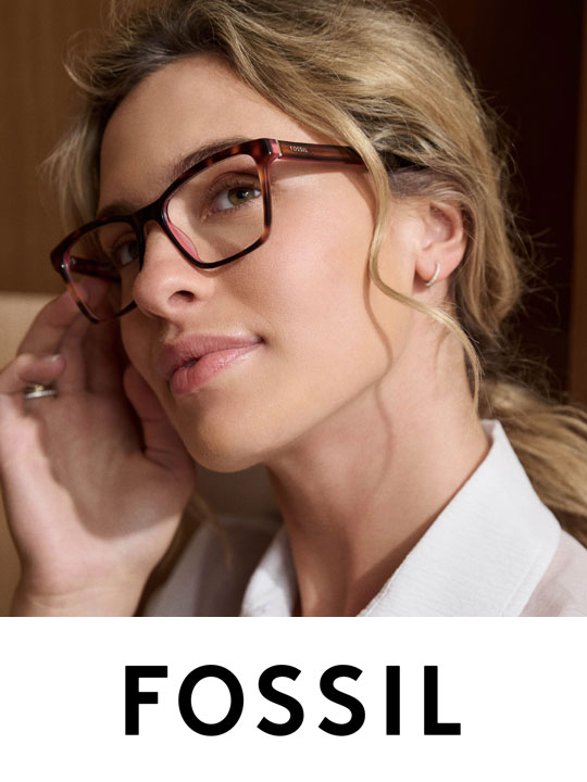 Frau mit Fossil Brille