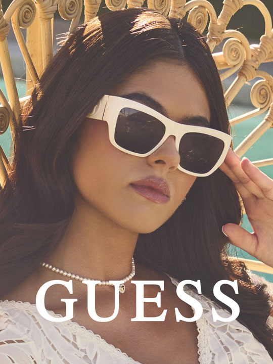 Frau mit Guess Sonnenbrille