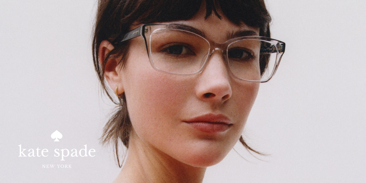 Frau mit Kate Spade Brille