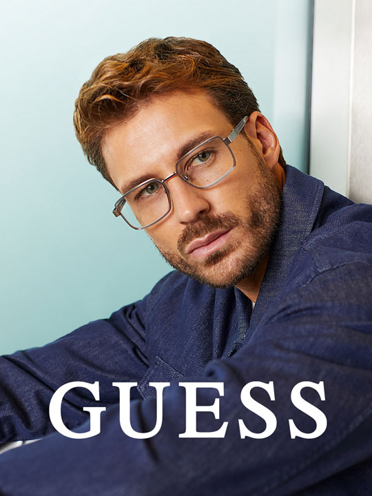 Mann mit Guess Brille