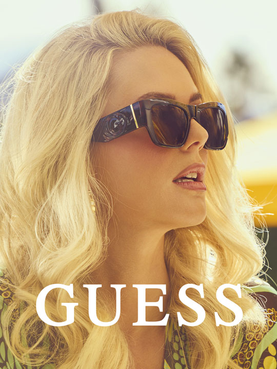 Frau mit Guess Sonnenbrille