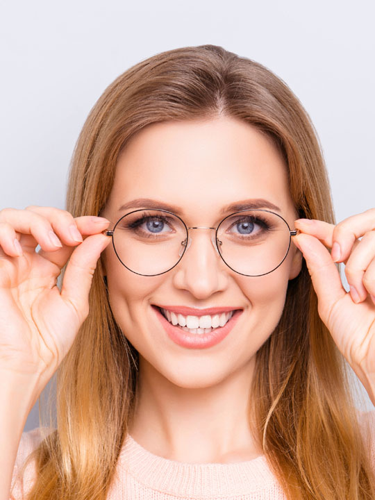 Junge Frau mit Brille Junge Frau mit Brille