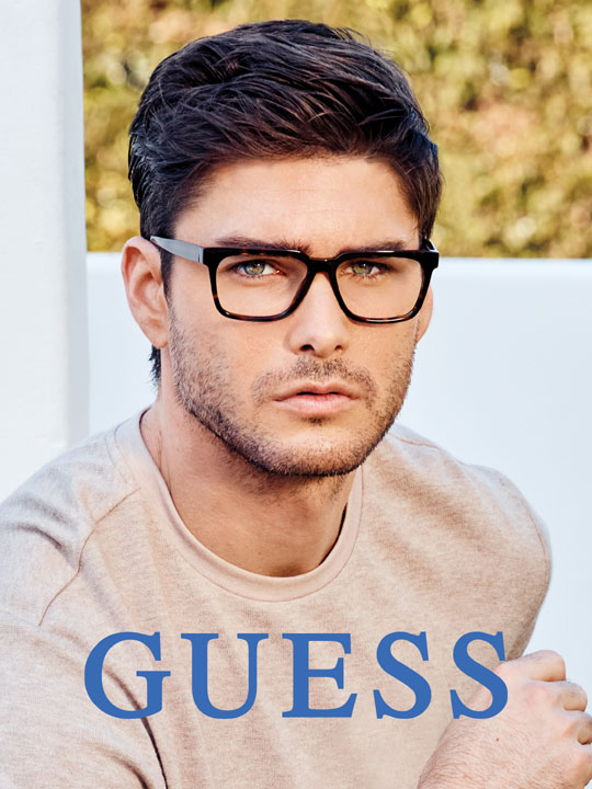 Mann mit Guess-Brille
